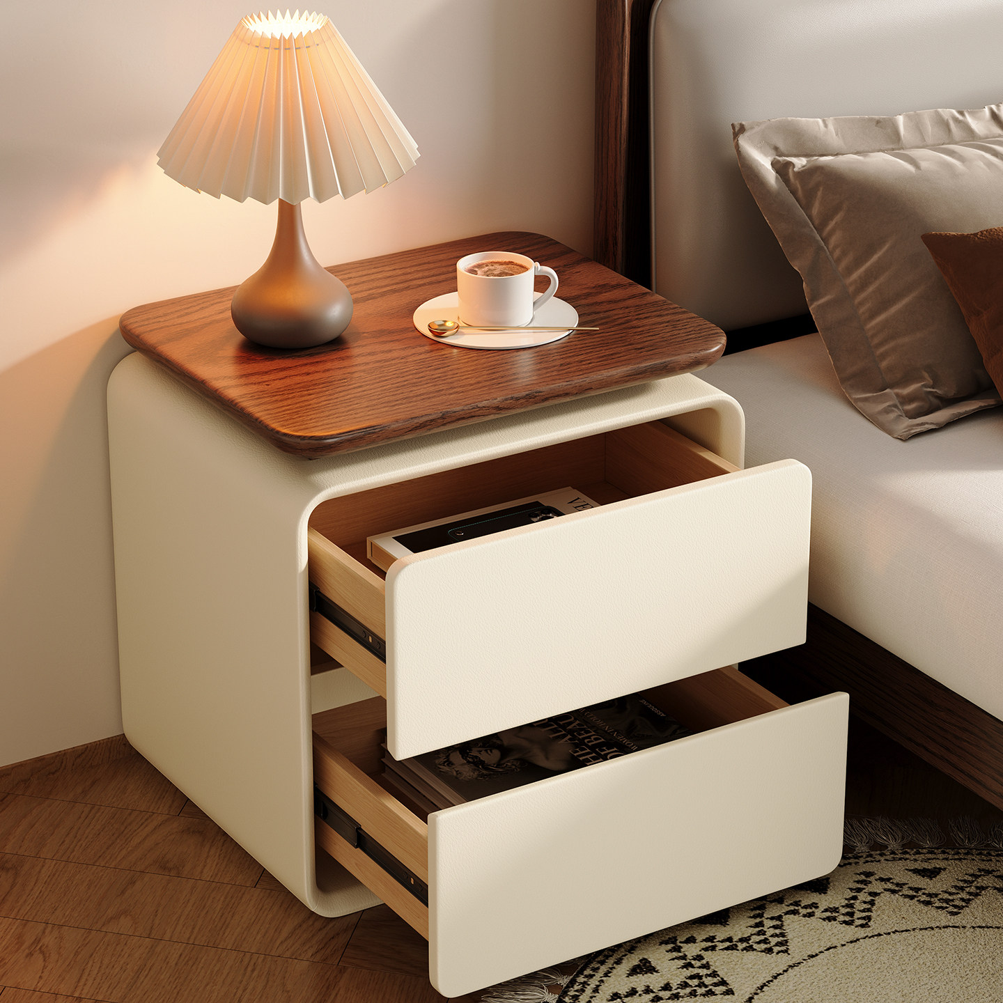 Solid Wood Nightstand 2 Drawers - モダンでミニマルなデザインの、猫の爪による傷がつきにくいレザー張りの無垢材製ナイトテーブル。寝室やリビングの隅に最適。引き出しは2つ。