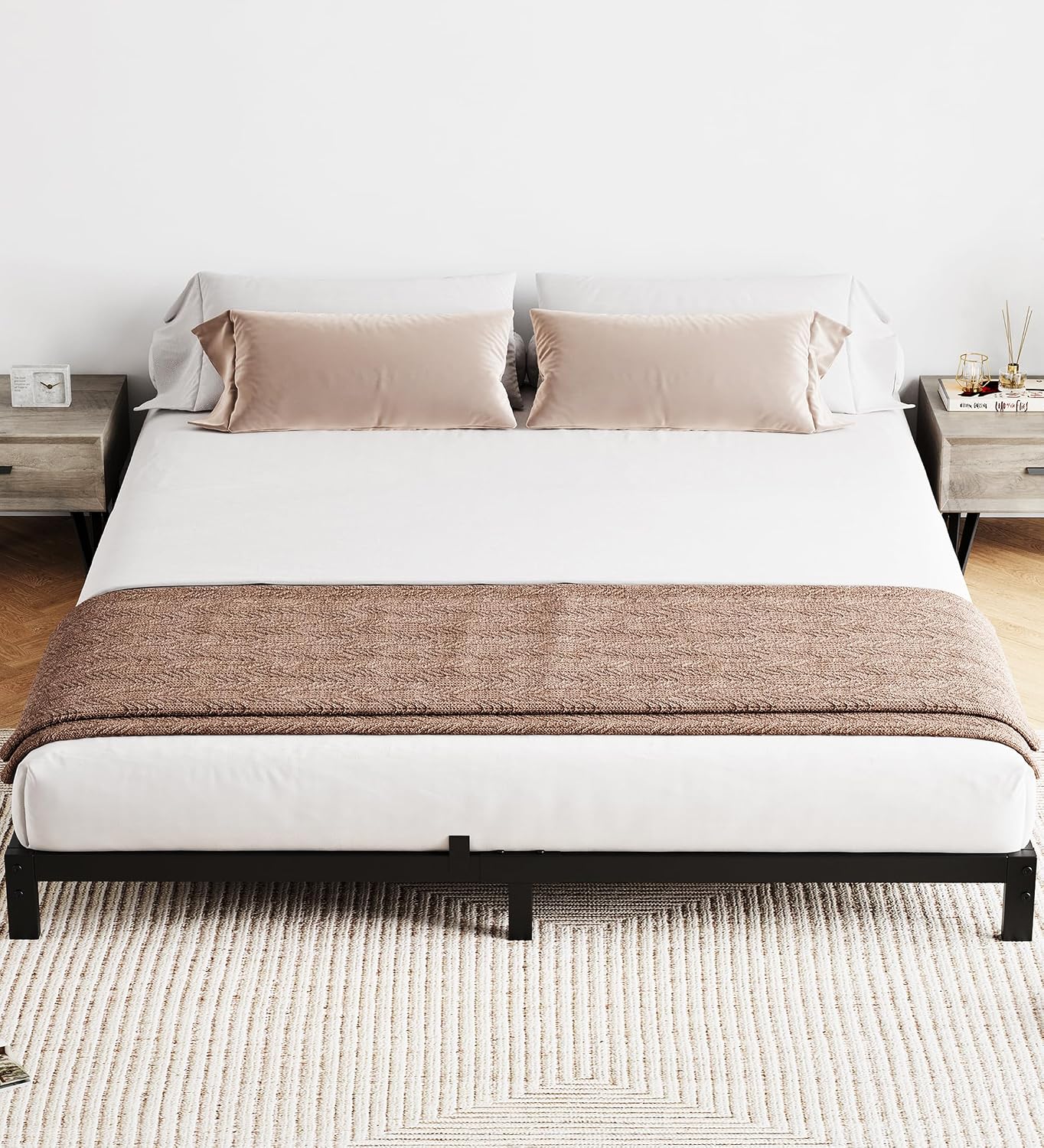 Canopy Bed Frame Metal Queen - 6インチの頑丈な金属製クイーンベッドフレーム、ベッド下収納付き、ボックススプリング不要、プラットフォームベッドベース、モダンな鉄製ベッドステッド、寝室やアパートに最適