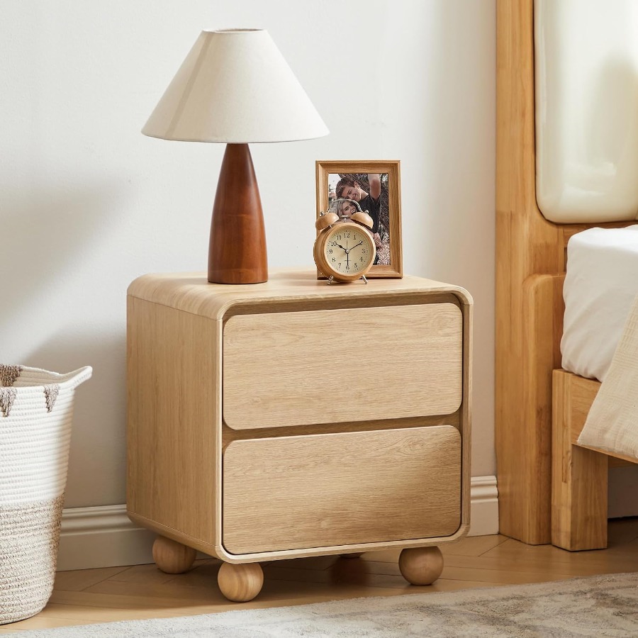 Solid Wood Nightstand 2 Drawers - 学生寮の寝室に最適な、引き出し2つ付きのコンパクトなナイトテーブル。無垢材の脚を使用し、中世モダンな曲線的なデザインで、ウォールナット調の仕上げ。